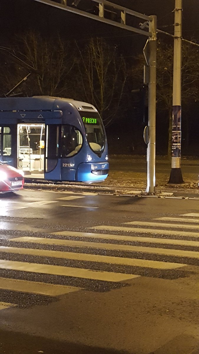 U petak nešto prije ponoći, sudar na križanju Selske i Horvaćanske ceste u Zagrebu. <a href="/hrtvijesti/">HRT Vijesti</a>
