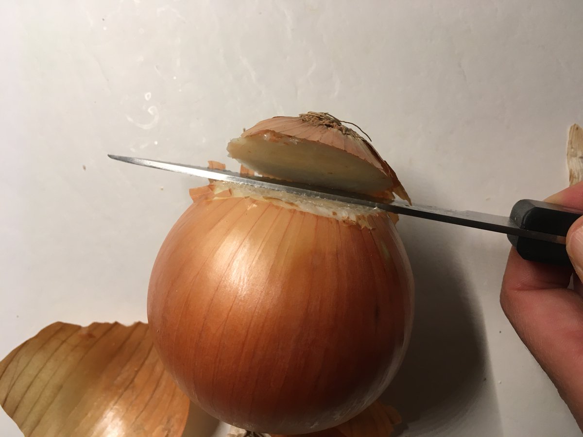 textdog's tweet photo. Here's how 3 simple cuts and a few rips creates plastic wrap out of thin air: 1. No cutting board 2. No hand-washing needed 3. No waste 4. No plastic needed for storage 5. Watch the upcoming video for the full rip #lazycooking #lazycookingforadults #onions #foodie #artisin https://t.co/dk4uVykWdI
