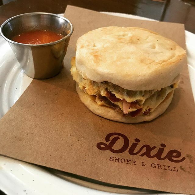 LaVerdaderaCony's tweet photo. Ya hay desayunos en Dixie! Rico el muffin de huevo con tocino ✅ @dixiesmokeandgrill  #conydolatría https://t.co/pJVzyIoO4O https://t.co/GOVpMgGO0T
