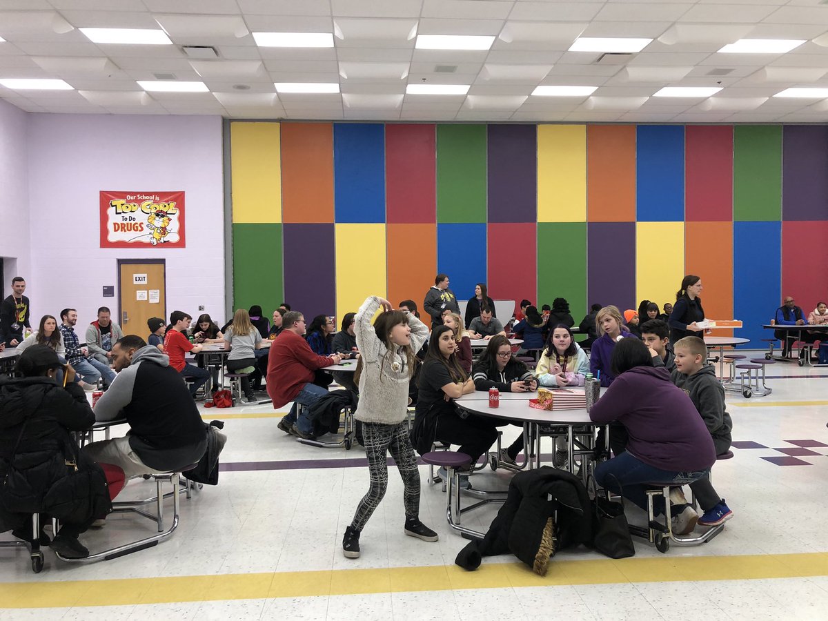 ItsMsHilbert's tweet photo. Tonight we had our Family Game Night! I’d say it was a huge success!! @WRMSWolves @ReynSchools #PrideInOurPack https://t.co/hD9xTOaNYk