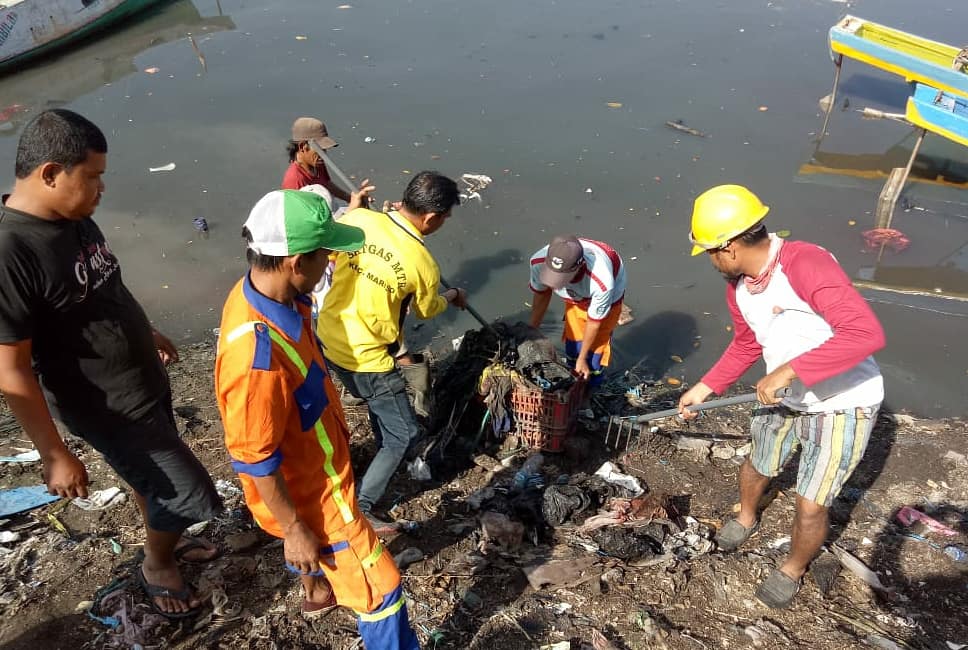 Kec_Mariso's tweet photo. Penuh Semangat, Satgas Kebersihan Sisir Sampah Plastik dibelakang Tempat Pelelangan Ikan (TPI) Rajawali https://t.co/TR2IRnsJko