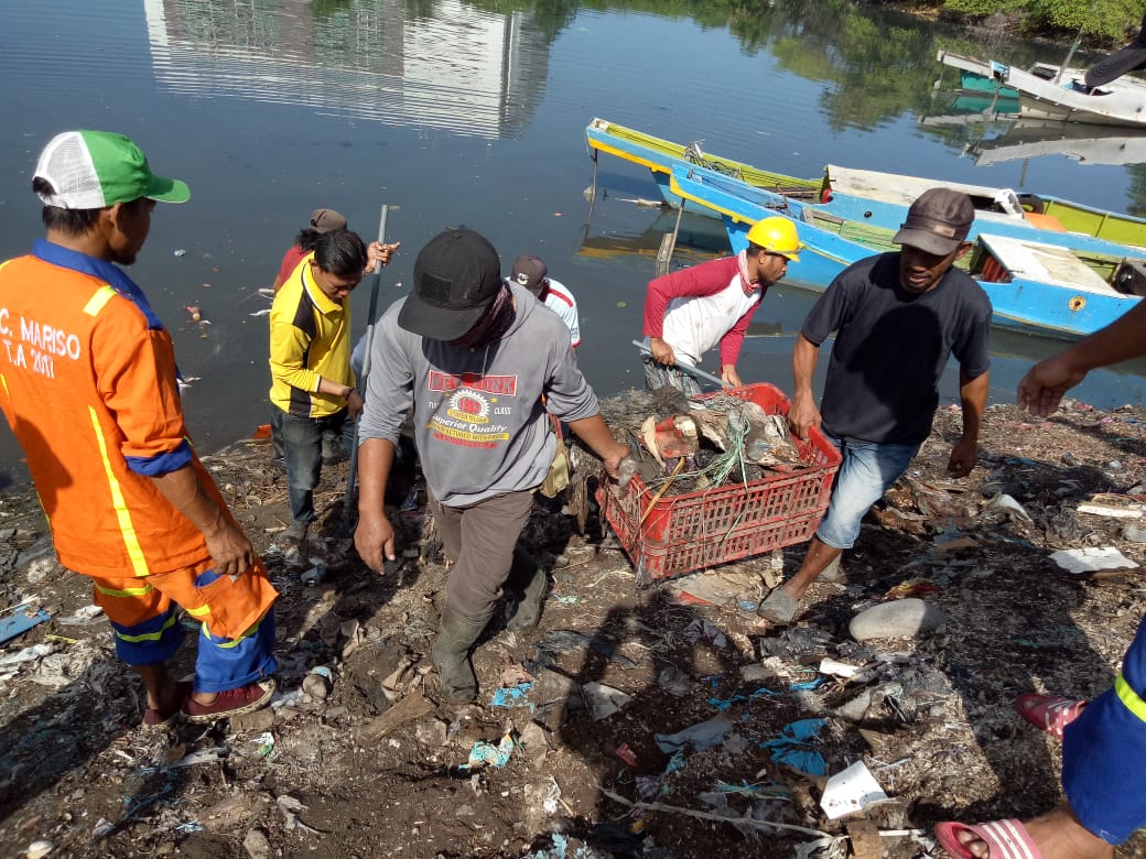 Penuh Semangat, Satgas Kebersihan Sisir Sampah Plastik dibelakang Tempat Pelelangan Ikan (TPI) Rajawali