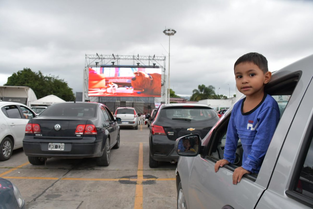 MuniSaltaok's tweet photo. #Fotos  📷 Esta tarde, la intendenta @RomeroBettina compartió junto a vecinos una tarde de cine en el #CCMSalta 

¡Sumate vos también al #ModoVerano! 😉

#Autocine #SaltaCiudad #Salta https://t.co/pEdz8j9jsA