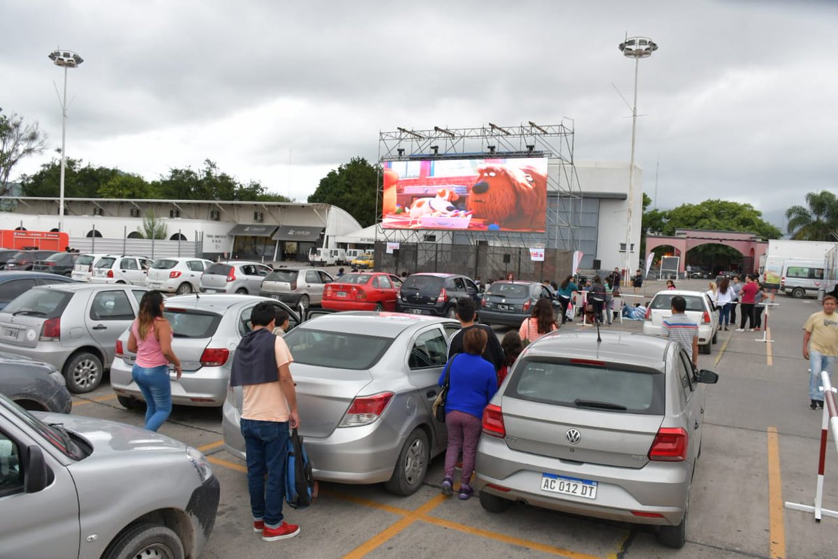 MuniSaltaok's tweet photo. #Fotos  📷 Esta tarde, la intendenta @RomeroBettina compartió junto a vecinos una tarde de cine en el #CCMSalta 

¡Sumate vos también al #ModoVerano! 😉

#Autocine #SaltaCiudad #Salta https://t.co/pEdz8j9jsA