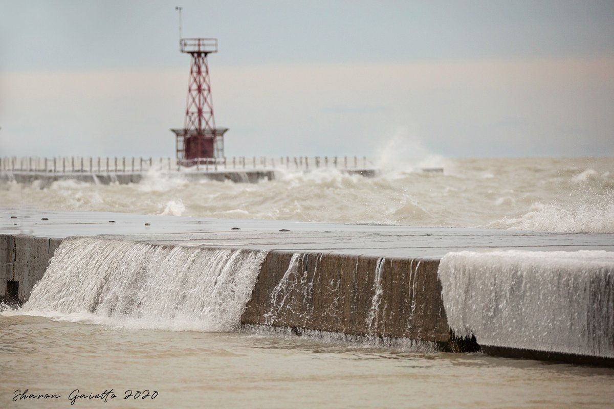 SharonGaietto's tweet photo. The view from Montrose Point this afternoon. Winter is settling in Chicago. #cold #chicagowinter #chicagoweather  #lakewaves https://t.co/MHailppa0G