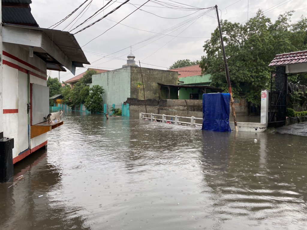 dr_tompi's tweet photo. Kawasan depan rumah...Semoga lekas surut... https://t.co/XNSDTGdnBo