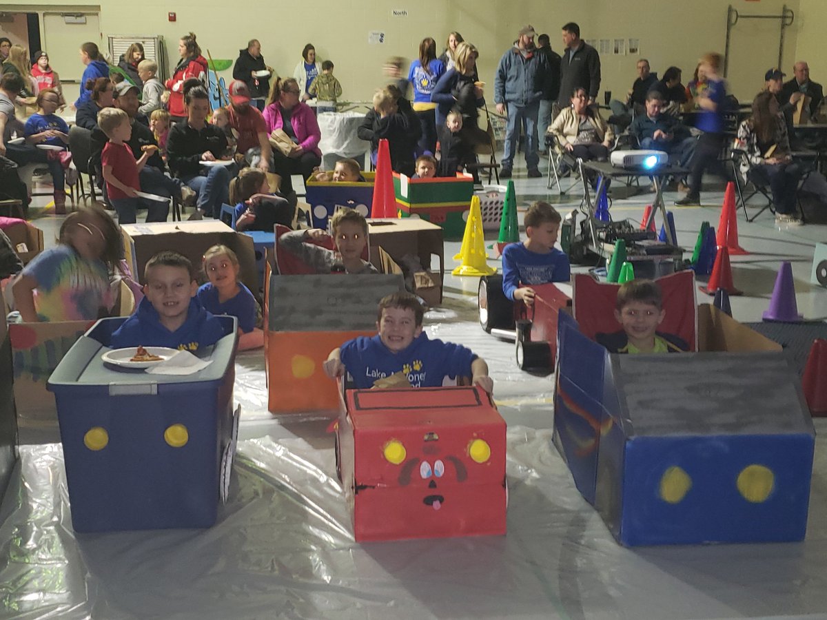RobinVahle's tweet photo. Great time at our drive in movie night tonight. Great way to share creativity and enjoy all of of friends and families here at school! https://t.co/KuEXF2scjP
