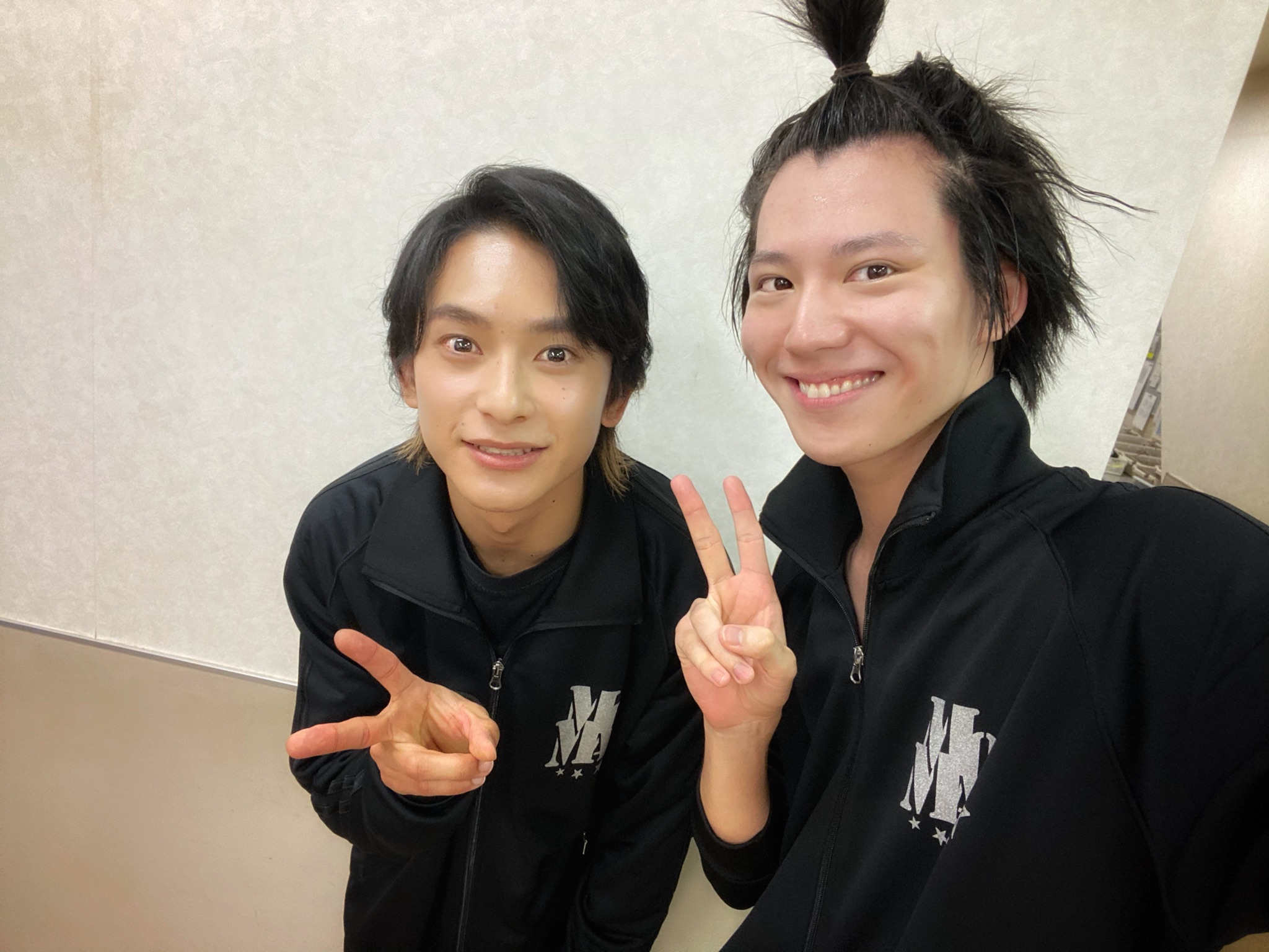 山崎大輝 昨日一昨日と モマの火星探検記 計2公演見に来て下さった方ありがとうございました そんで昨日は祥平くんがアフタートークゲストで来てたー よし 本日も2公演頑張るっす 画像は祥平くんとメイク落として30秒以内の僕 T Co