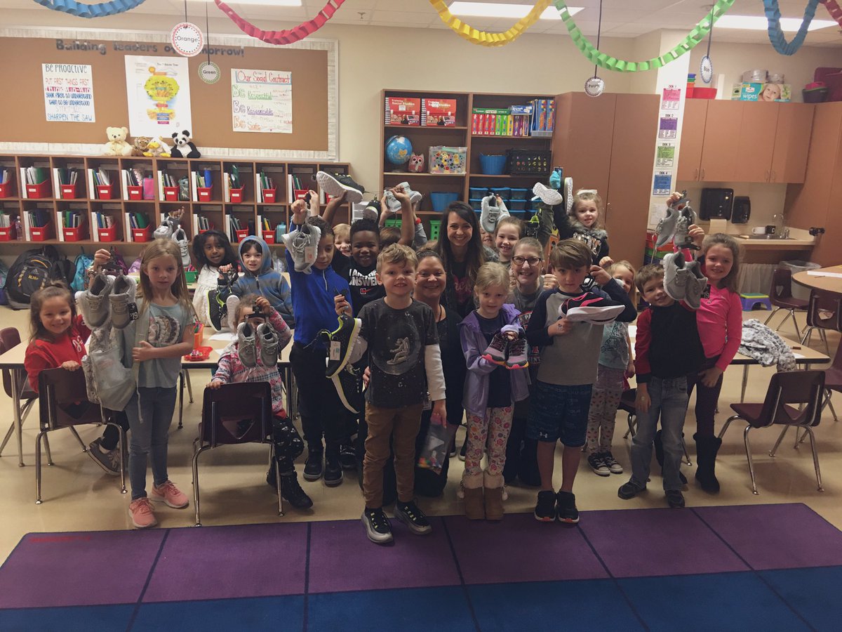 Mrs_MorganDavis's tweet photo. We had a donation of 40 shoes for #tieuptylerisd today! It filled our hearts to know these shoes our going to put @tylerisd kids!!! @CoachLSnell @JillRedwing @jacktylerisd https://t.co/VUh6nUR57R