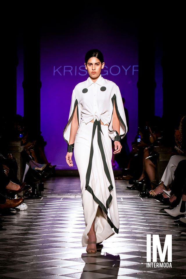 Intermoda's tweet photo. Una marca mexicana de lujo con una propuesta fresca y elegante tuvo presencia en la clausura de #IM72. Hablamos de KRYS GOYRI y sus colecciones únicas. Te dejamos con un poco de lo que se vivió en la pasarela de clausura Mexicoture. https://t.co/J9370yXboF