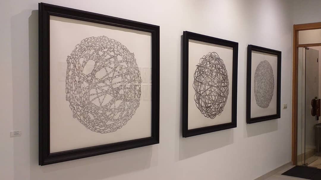 PaulaCabaleiro's tweet photo. Hoy inauguramos "Omnia Vanitas" de PAULA NOYA en @arteLuisaPita de Santiago de Compostela, que tengo el placer de comisariar 🌺🌻🌼🌹No te la pierdas! @MujerMiraMujer #OrgulloMMM https://t.co/Xadm0iX0gF