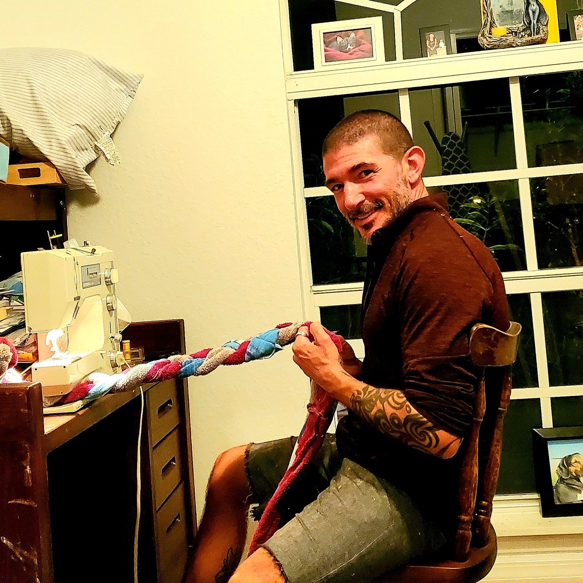 FRANKIEVALENTI's tweet photo. What we do on a Friday. Hey some old towels and make a lil' sumthin' #crafty #handmadecrafts #diyman https://t.co/ZmlqhA5Brf