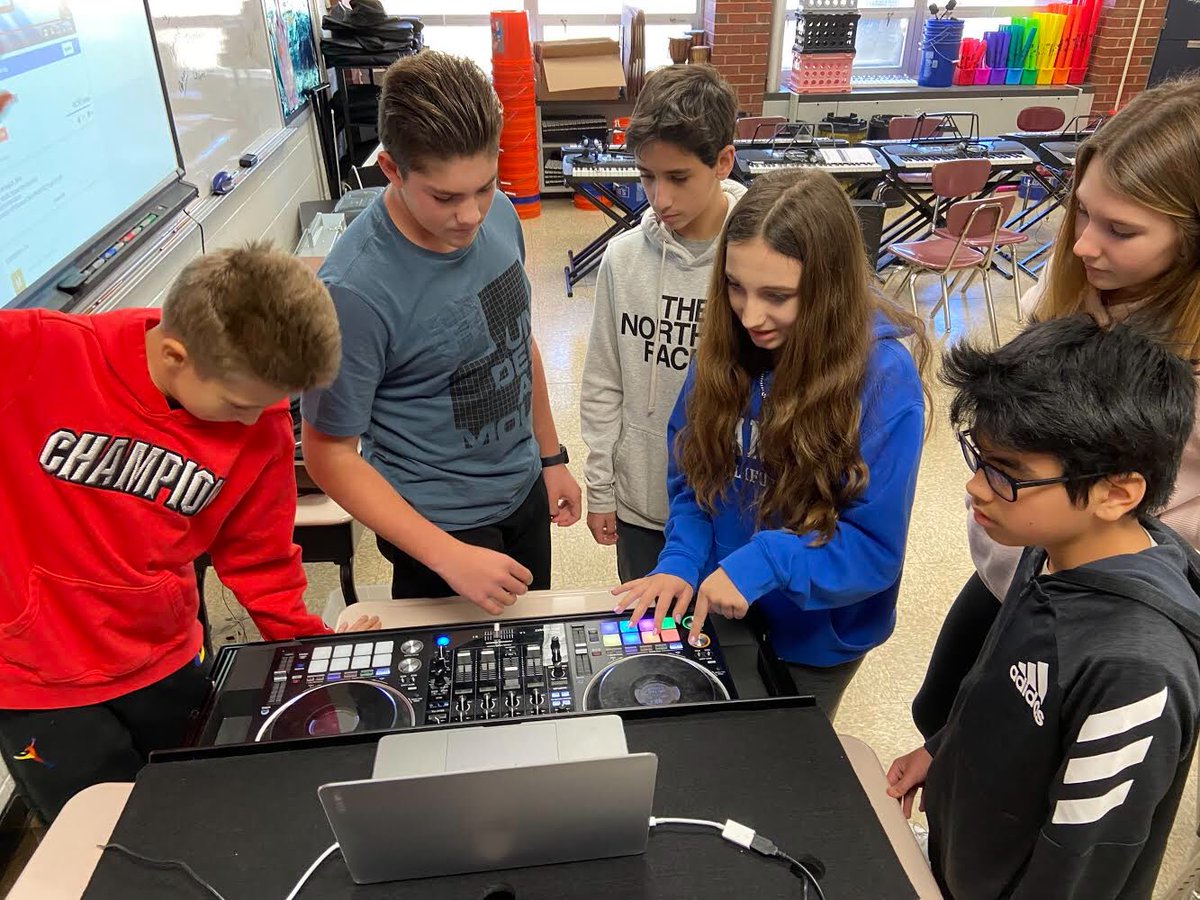 MAS_Music2551's tweet photo. 8th Gr general music students take a walk through the history of music devices, from the phonograph to a digital DJ turntable. Big thanks to Elan for bringing in his professional equipment and showing us how to mix songs! https://t.co/5zYUl3YmAX