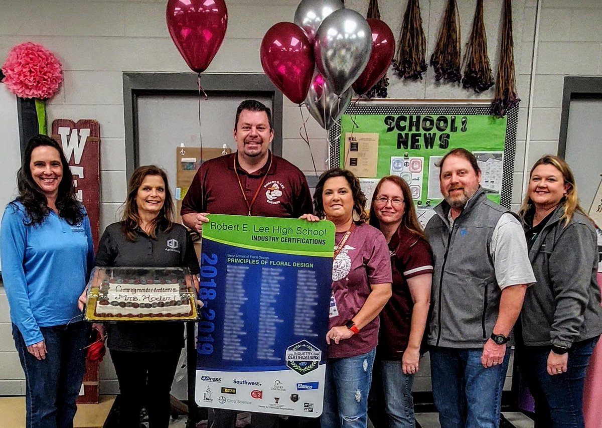 Robert E. Lee High School in <a href="/GCCISD/">Goose Creek CISD</a> received their new placard from <a href="/iCEVonline/">iCEV</a> recognizing the 2018-2019 certification earners. Congratulations to the students, administrators and teacher Tracy Roder. <a href="/CTEinACTION/">GCCISD CTE</a> <a href="/BenzSchoolTAMU/">Benz School</a> #HireCertified