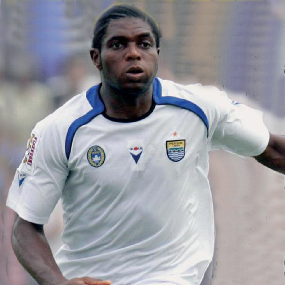 Bulao_ID's tweet photo. Stadion Narasinga Rengat, Indragiri Hulu, 18 Januari 2009

#NyeckNyobe mencetak gol tunggal kemenangan @Persib atas #Persires Rengat pada leg 2 24 Besar Piala Indonesia 2008/2009

Atas kemenangan itu, #Persib lolos ke 16 Besar dengan agregat 3-0

Foto: epaper @pikiran_rakyat https://t.co/gNlKNbie20