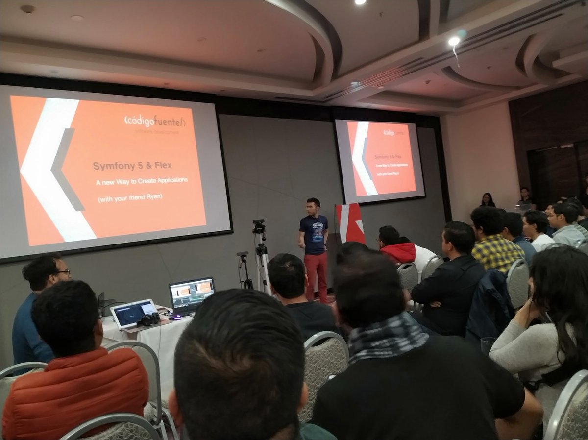 javleds's tweet image. @weaverryan está hablando en español #phpqro2020 !