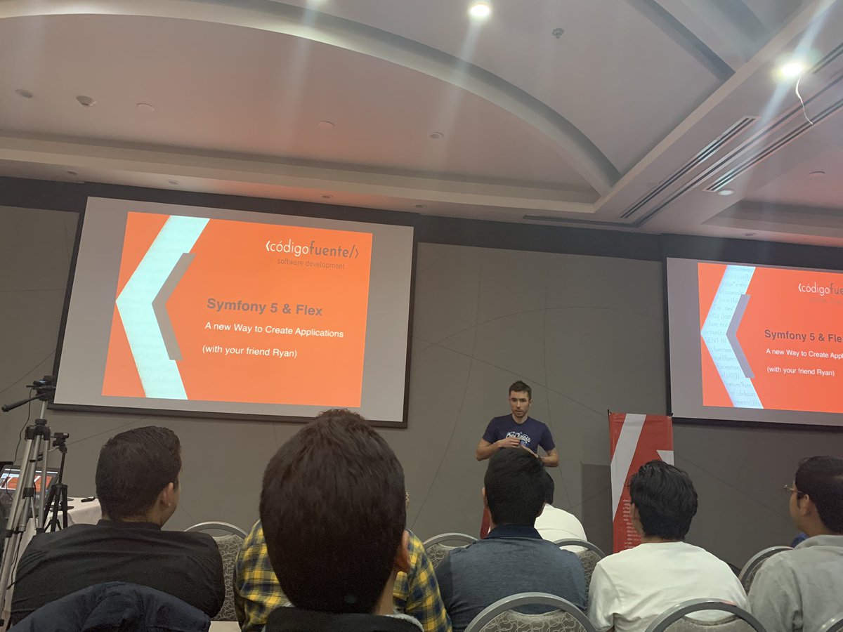 Ritalin_P's tweet image. Un estadounidense dando una charla técnica en español. 😱 Solo en el #phpqro2020