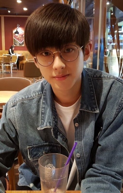 pinkxminkyu's tweet photo. minkyu with round glasses and denim jacket, then and now 😊💕

#김민규 #젤리피쉬 #KIMMINKYU https://t.co/RtMDmqTzs4