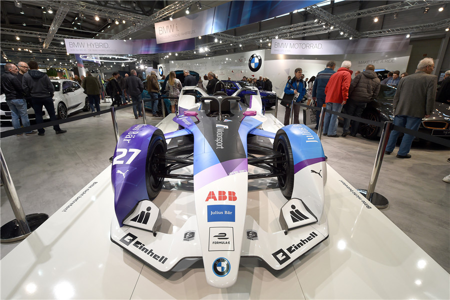 ChinaDaily's tweet photo. China's electric vehicles zoom into 2020 #ViennaAutoshow
https://t.co/H3Es1TYi3W https://t.co/8ueUKLjbfJ