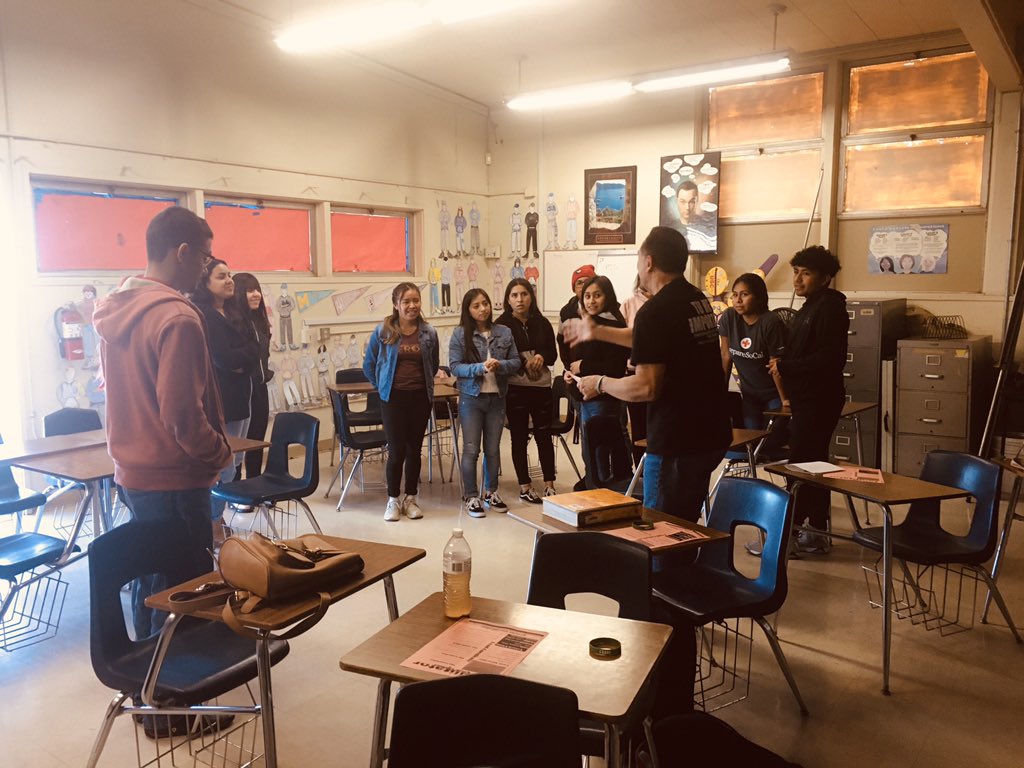 vcalderon1213's tweet photo. A choco-roll hug to Robert Chaparro for spending time with us these past two Fridays and helping us get ready for our first annual district ELD newcomers simposium “Leading the Way/ Abriendo Camino” @OxnardUnion @proudouhsdsupt @HHSmaestra https://t.co/G6qNTjLOcs
