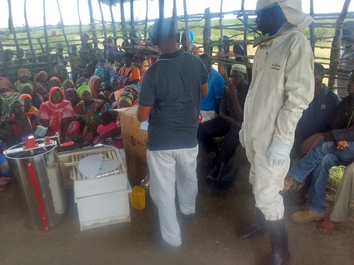 KidsCareK's tweet image. We do more when we come together! This week two farmer&apos;s  groups in the Community Based HomeCare and Bee keeping (CBHB) project received bee keeping materials from the County Government to boost their income generating activities. #sustainability  #mobilizingsupport #FridayVibes