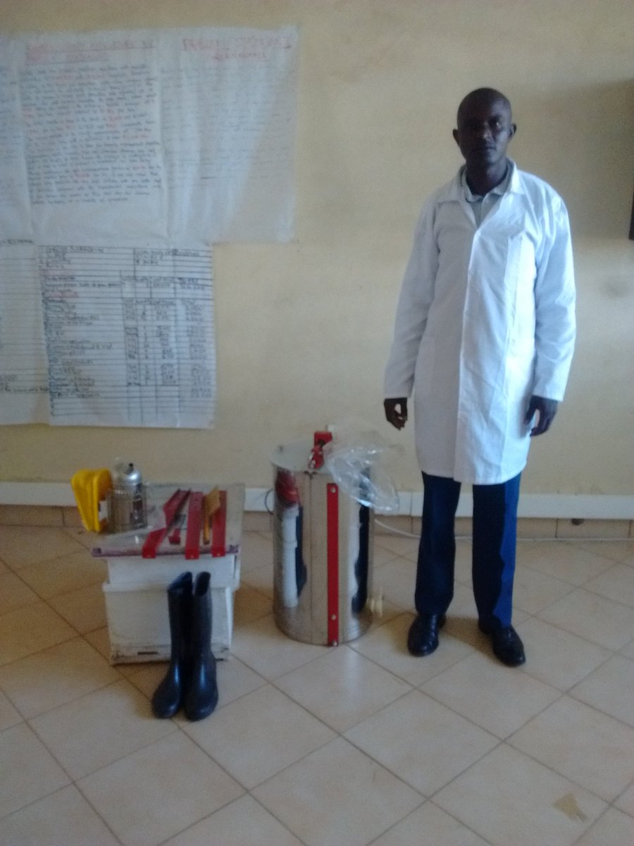 KidsCareK's tweet image. We do more when we come together! This week two farmer&apos;s  groups in the Community Based HomeCare and Bee keeping (CBHB) project received bee keeping materials from the County Government to boost their income generating activities. #sustainability  #mobilizingsupport #FridayVibes