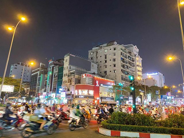 LisaMa_'s tweet photo. The crazy busy of Ho Chi Minh City at night https://t.co/d7gxuxLMr8 https://t.co/l3LtTRxgIR