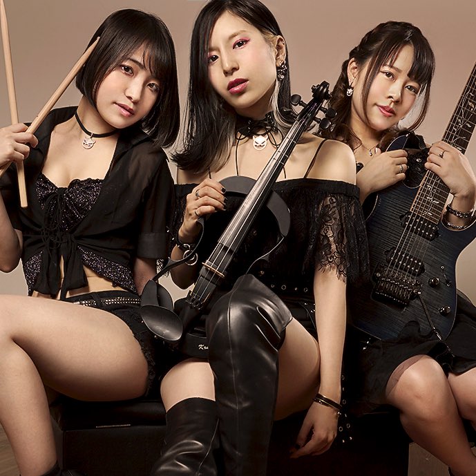 Amateur group strapon petite