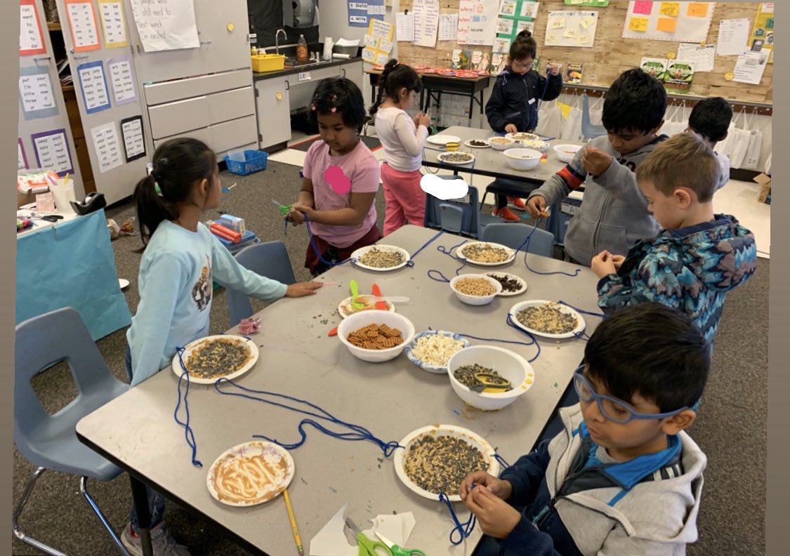 mshulgan5's tweet photo. Storybook STEM: Animals in Winter: create a bird/squirrel feeder. Kiddos learned to thread and “sew.” Some created patterns with the ingredients 👍👍 #animalsinwinter #storybookstem #birdfeeder #pbl @DeVargasSchool #firstgrade #petpbl https://t.co/MKsG2YRsNE