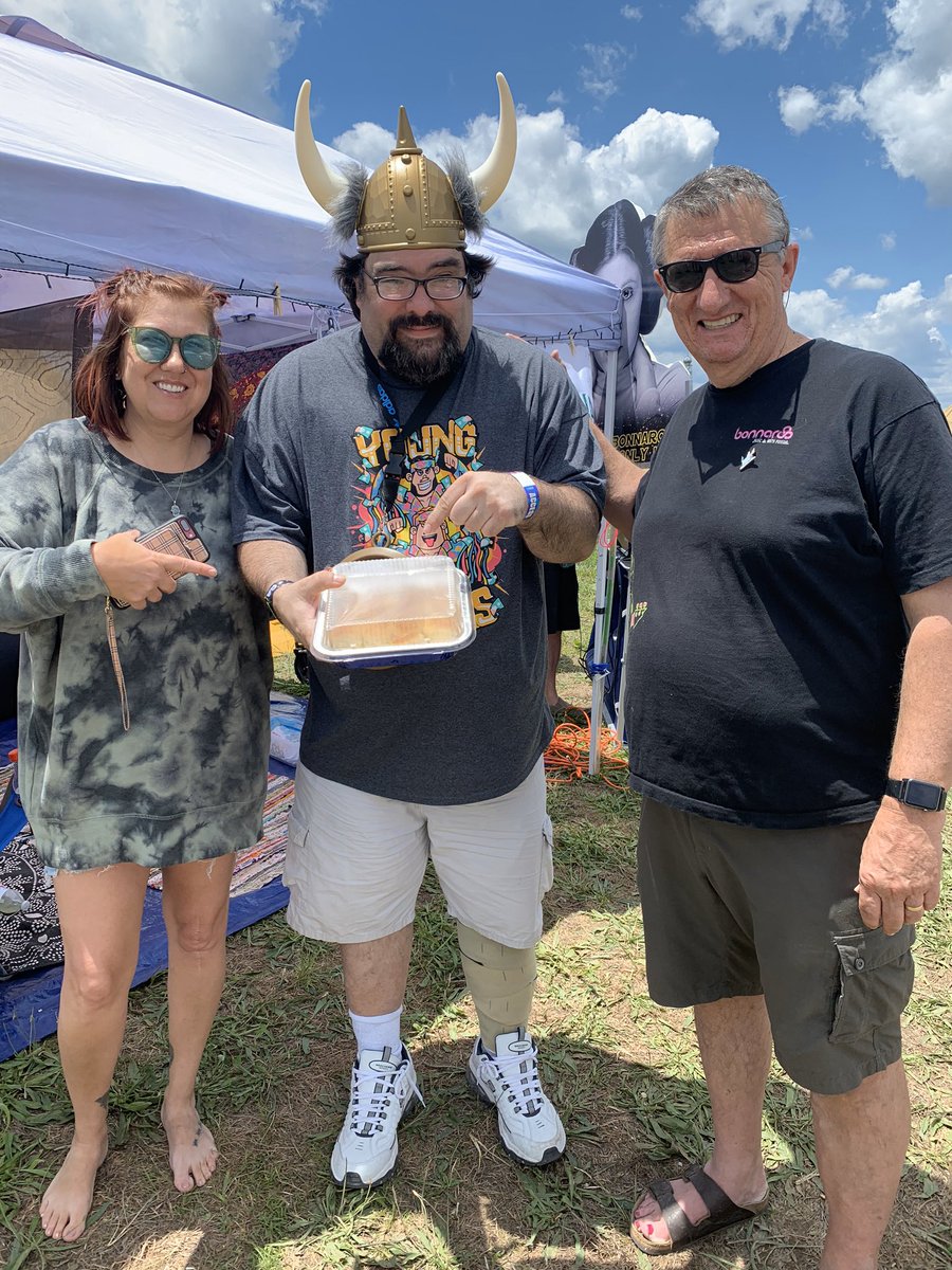 jvbt82hhs's tweet image. Going to Bonnaroo is #WhatFriendsAreFor