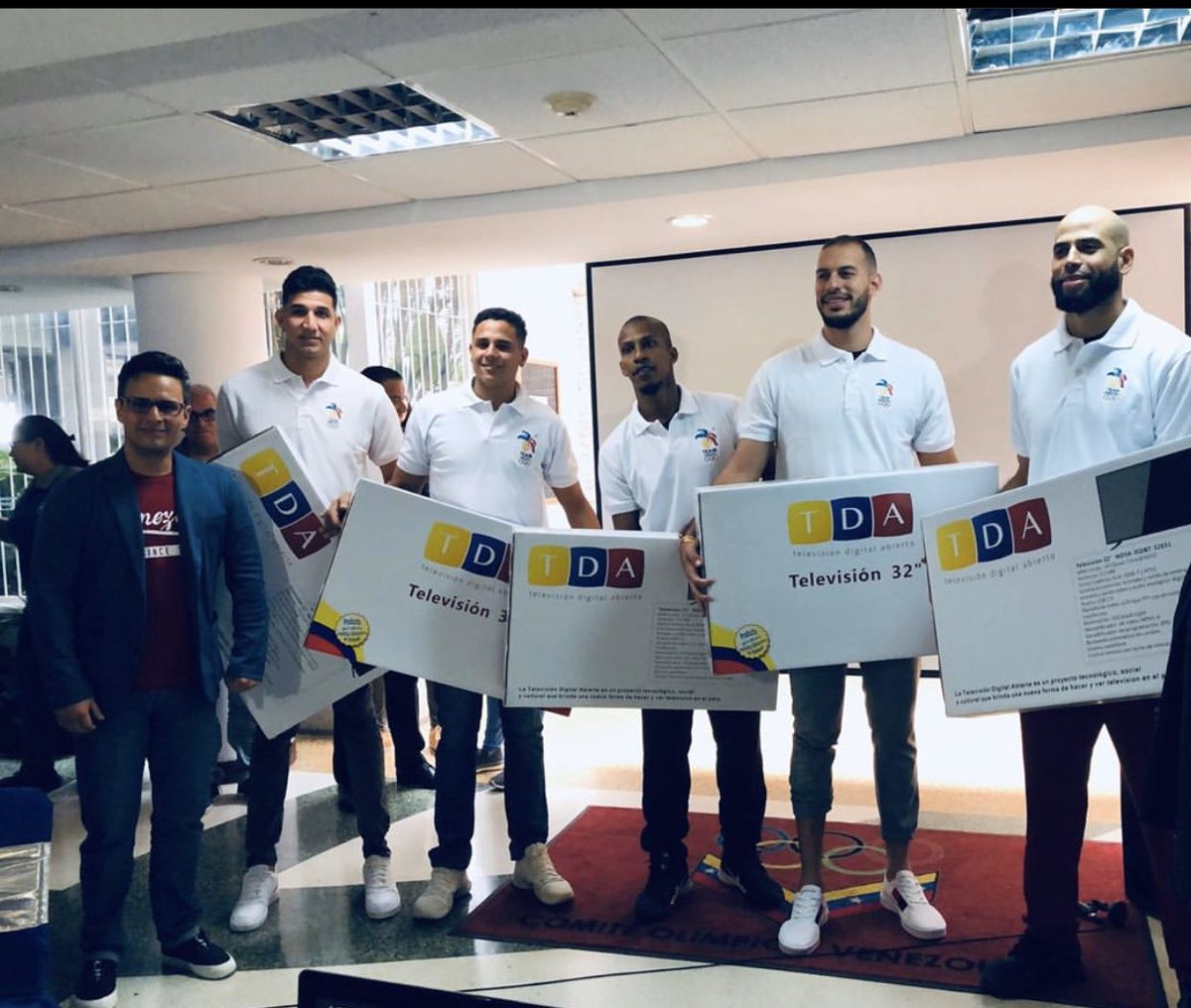 sebastian_guzma's tweet photo. los reciben como heroes hasta el mismo @NicolasMaduro solo por clasificar a una olimpiada yo tengo el doble de medallas mundiales que personas en esa foto y largando la cosa para poder seguir mi carrera vergüenza dan no solo la benites https://t.co/APrkY8OIz0