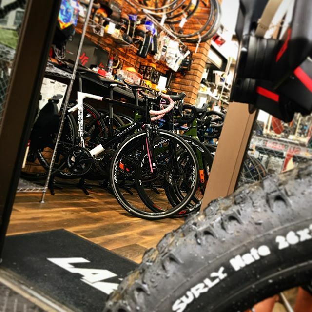 u2bikes's tweet photo. 本日のCHAPTER2試乗は、悪天候のため残念ながら中止です😂
が、CHAPTER2 JPNのMichael Rice代表は予定通り来店!車体を見ながらじっくり話すチャンスですよ!
#ramonbikes #chapter2bikes #車体は色々みれますよ #マイキー来店 https://t.co/b985CZrCcj https://t.co/ZJ5EGRrMnY