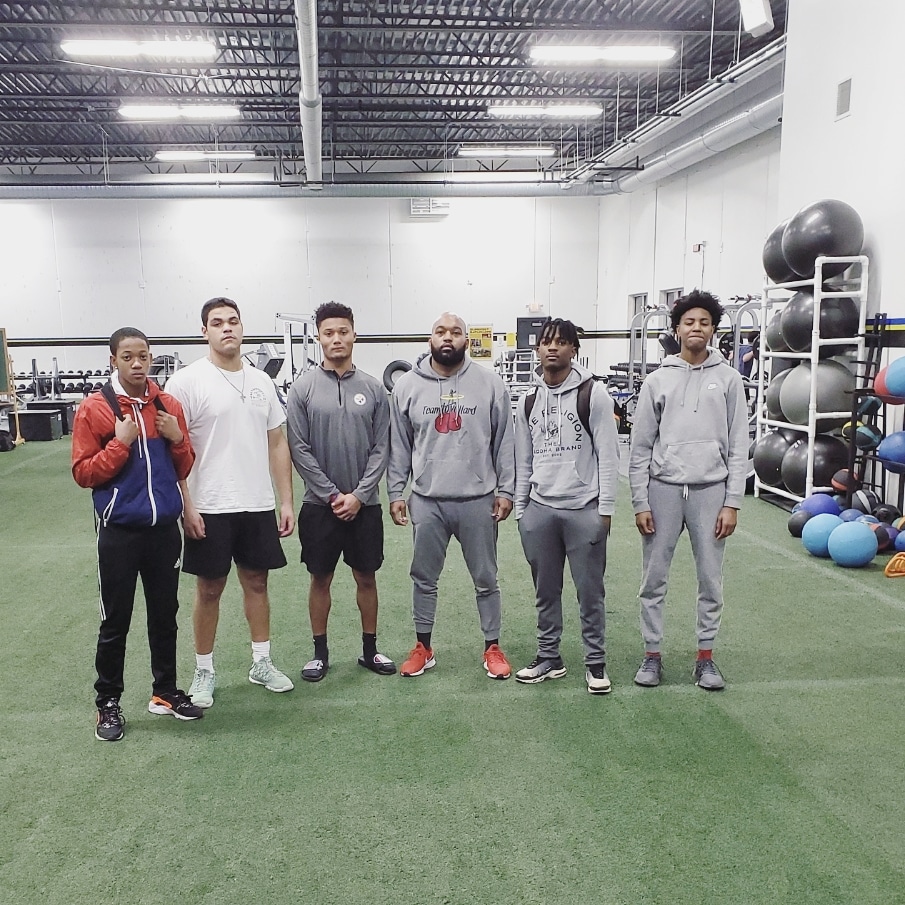 Unilateral Training focused on balance and core stability. 
#BrakeFAST #WinterWorkouts