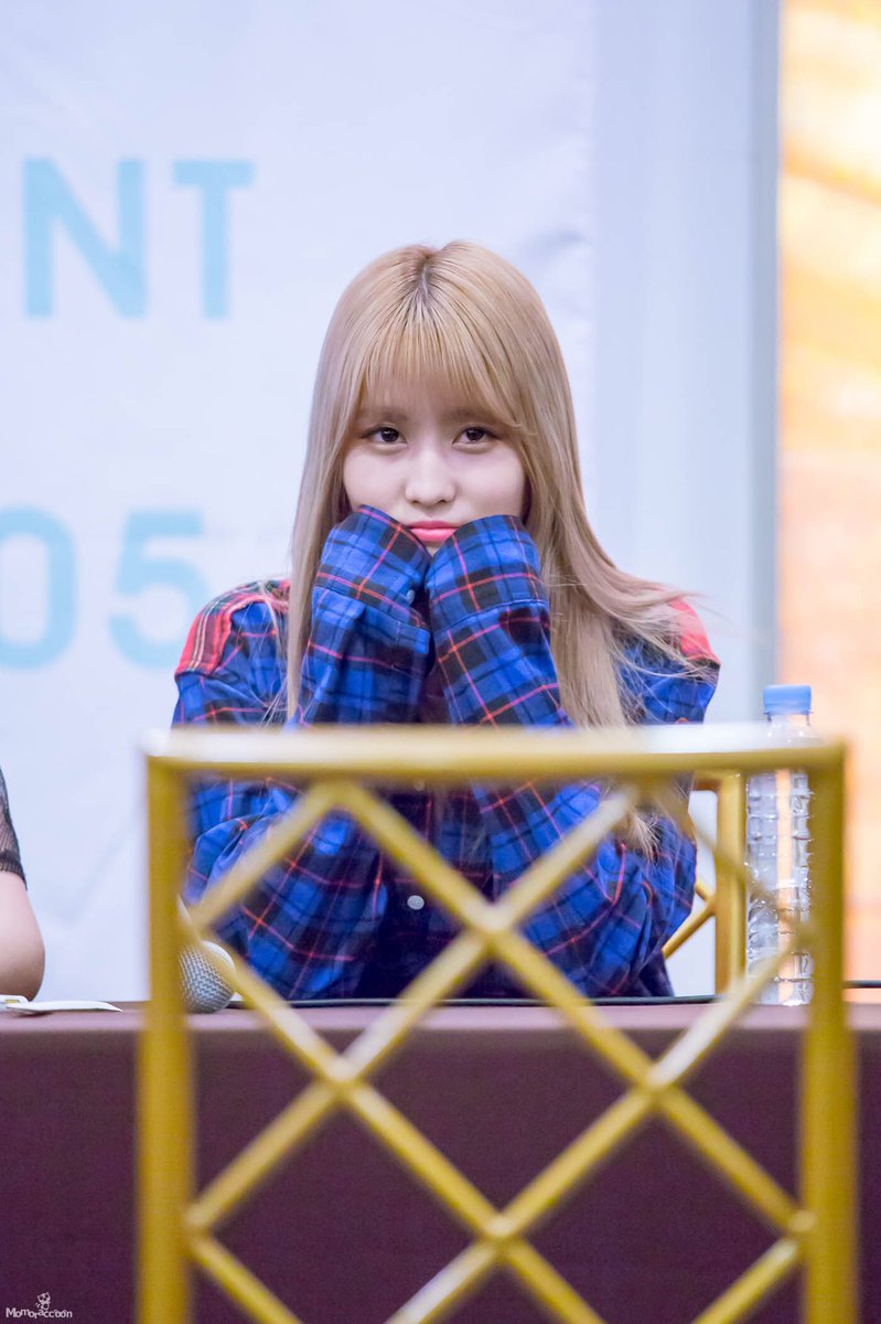 hmomoarchive's tweet photo. Do you prefer blonde or black hair on Momo? 

#MOMO #모모 #モモ #트와이스 #TWICE #KPOP @JYPETWICE https://t.co/INA1buAVgk