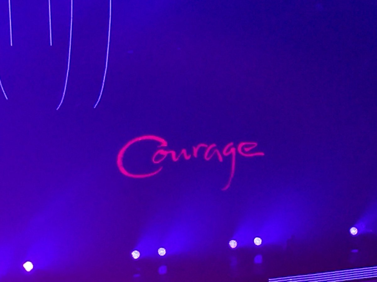 THIS WAS AMAZING SO POWERFUL YOU ARE  @celinedion .... YOU ARE EXTRAORDINARY   #SirLRO  #CourageWorldTour