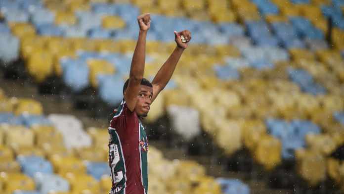 Fluzaofc1's tweet photo. Uma das grandes joias reveladas pelo Fluminense nos últimos anos, o meia-atacante Marcos Paulo voltou a figurar no imaginário dos dirigentes da Roma. Tanto que, segundo o site italiano “https://t.co/sx1kSlq6vF”, um intermediário do Tricolor foi à Itália tratar sobre o tema.
#flu https://t.co/cVtMcZgZCZ
