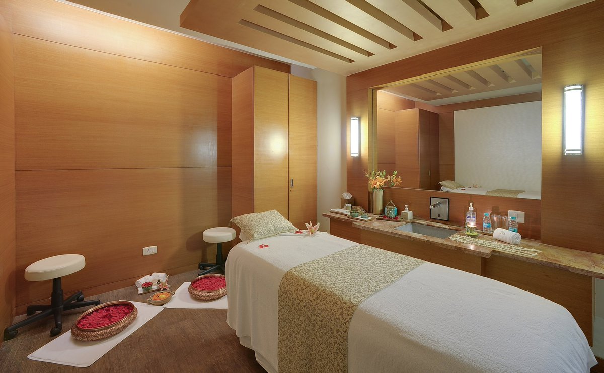 Vivanta_Goa's tweet photo. After the frenzied year end festivities what better way than to luxuriate in a calming spa session at the Jiva Spa
.
.
.
#goahotels #hotelsingoa #goagram #visitgoa #veryvivanta #vivantahotels #vivantagoa #panaji #staycation #vacaymode #spatherapy
#spastories https://t.co/LHnYdydZvX