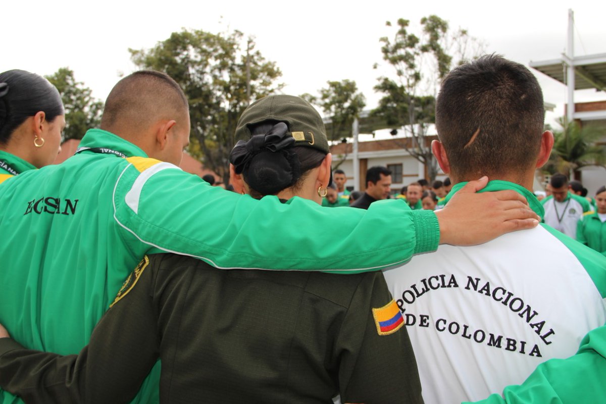 EscuelaDCadetes's tweet photo. Siempre serán 22 valiosas razones para seguir creyendo en nuestro país y formar oficiales de @PoliciaColombia dispuestos a servir a Colombia con honor. #NoLosOlvidamos #DiaDelEstudianteDePolicia https://t.co/E5CXR44vyO