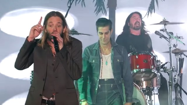 Did you see #TaylorHawkins (with #DaveGrohl and #PerryFarrell) on #JimmyKimmelLive? Check out a couple videos! http://ow.ly/4iUY30q8c4m