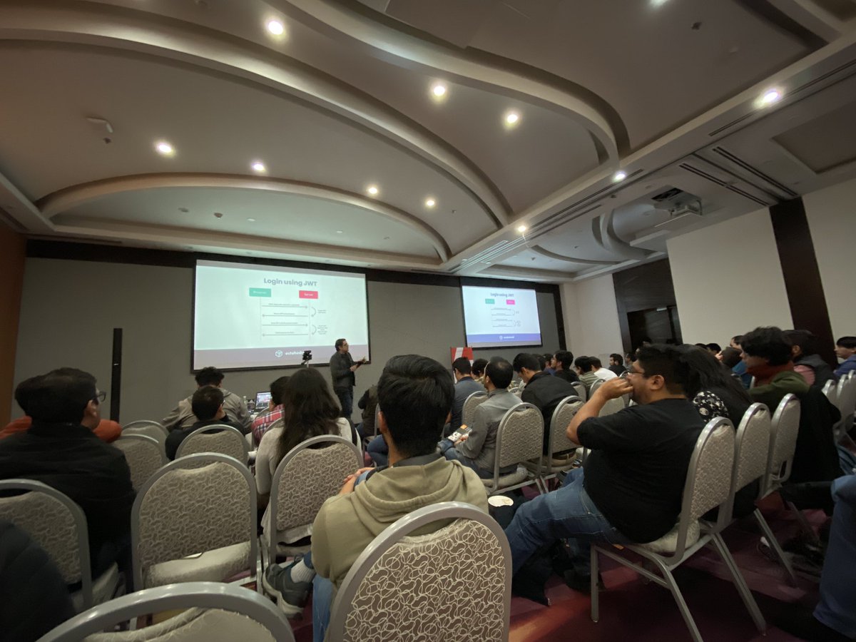 E_COMPILE_ERROR's tweet image. José Molivas @jmolivas hablando de construcción de aplicaciones con API Platform y JAMStack con #GatsbyJS en #phpqro2020