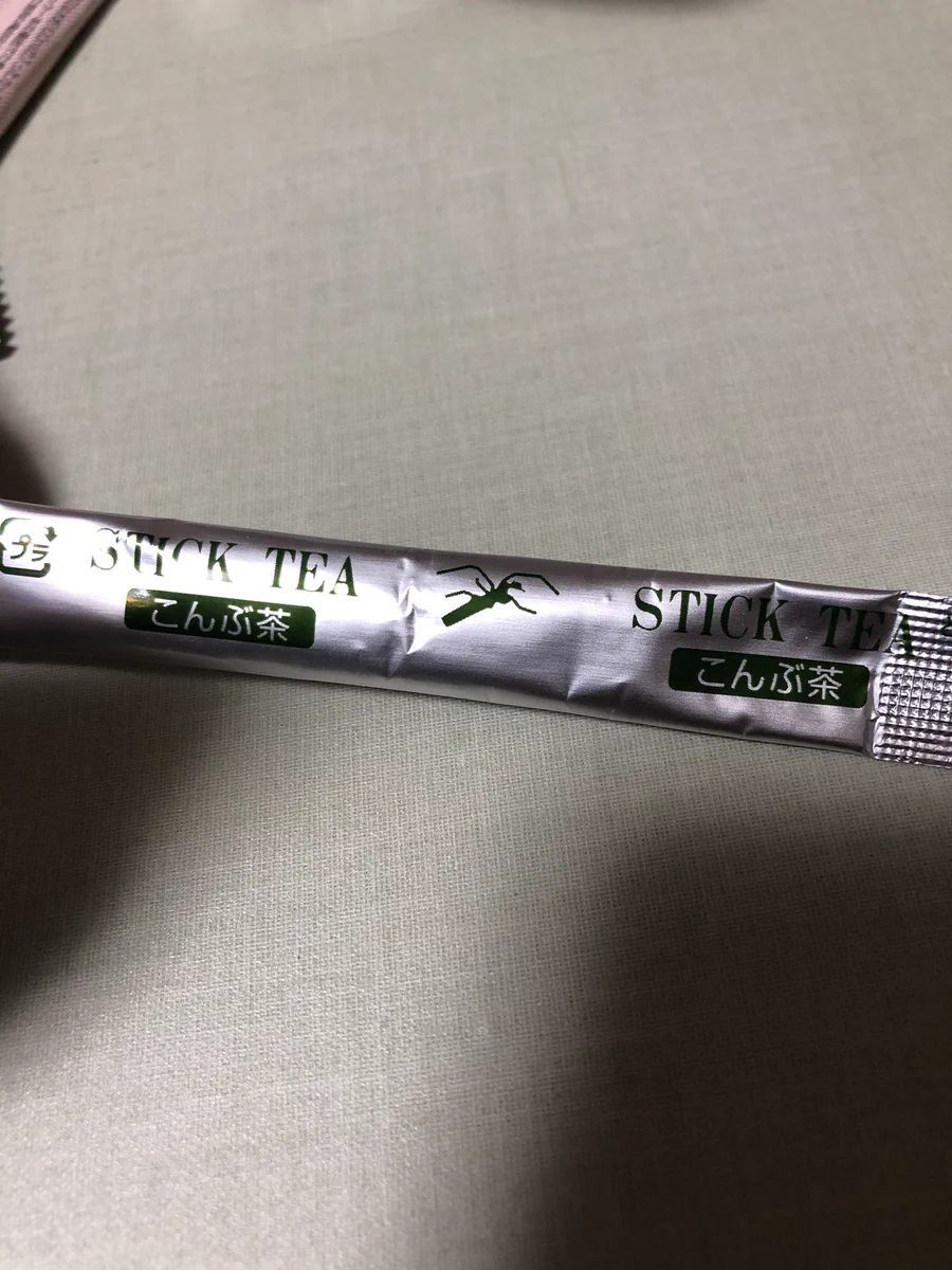 まるでだまし絵？wwwお茶のスティックに描かれているこのイラスト、あなたには何に見える？