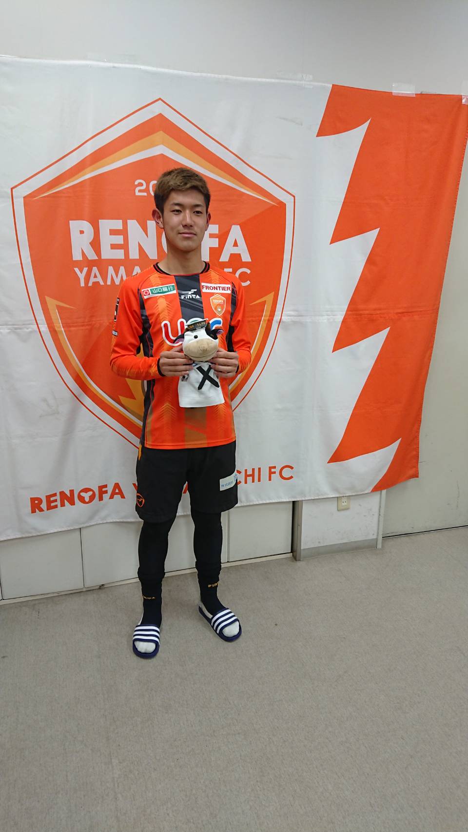 自衛隊山口地方協力本部 公式 矯正展とは別にレノファ山口さんの練習場にお邪魔して自衛隊入隊入校者に贈る激励メッセージの撮影に行ってきました 今シーズンも山口地本はレノファ山口を応援しますよ 起選手 Amp 浮田選手メッセージありがとうご