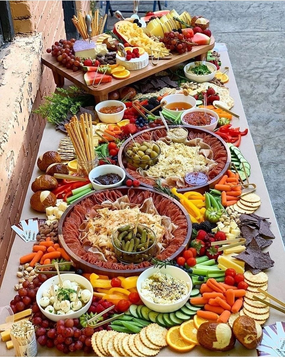 Nkomobonolo's tweet photo. Hosting family or friends for braai, lunchor dinner. We provide private chef services based in Gauteng,let us cook for your loved ones, all you have to do is entertain. We do spread board's of ur choice, platters, signature dishes. Call us on 0797805468 Dm @deliciouslywith #djsbu https://t.co/fCLYSARq1S