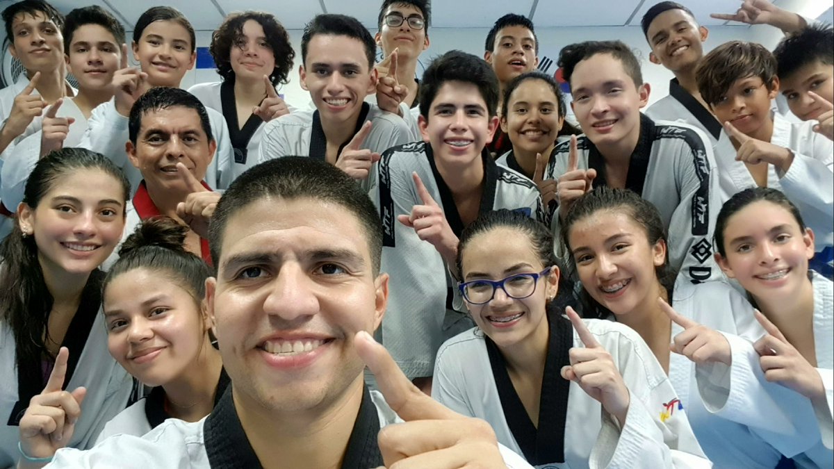 Leo_Ruano_tkd's tweet photo. Team #1 en avanzados en 2015 - 2016 - 2017 - 2018 - 2019 listo para la premiación de mañana en @indeselsalvador!🥋🦁🇸🇻☝️... fotito after-sparring session!💣👊🔥... #leones #elsalvador #taekwondo #dandoleduro #faltanvarios #hospitalausente🤧💉 #competitionteam #yotambienpeliehoy👴 https://t.co/Zj1hHKjQH4
