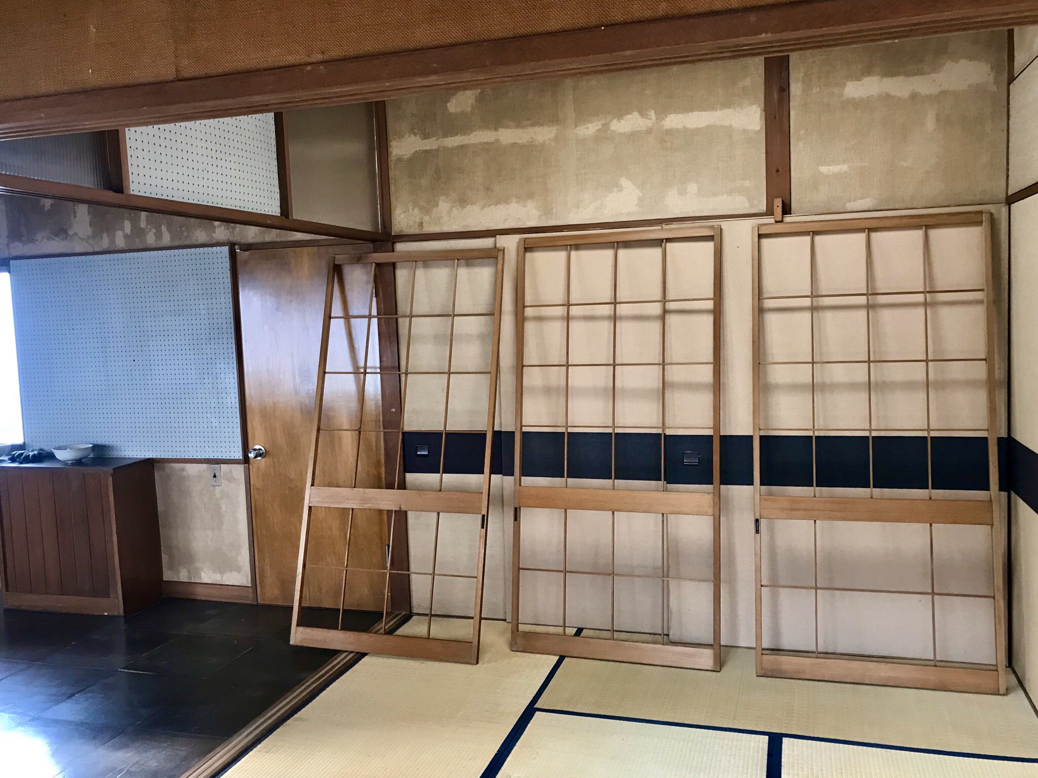 中野 純 旧工房にて 障子の貼り替え 実家に和室がなかったので 障子の貼り替え はこの歳になって初めての体験 新しいことを試すのは楽しい まずあちこち破れだらけの古い障子紙を糊剥がし剤でとり除き木枠だけにして清掃 古い木枠はアクが強く出て拭い 中野 純 旧工房にて 障子の貼り替え 実家に和室がなかったので 障子の貼り替え はこの歳になって初めての体験 新しいことを試すのは楽しい まずあちこち破れだらけの古い障子紙を糊剥がし剤でとり除き木枠だけにして清掃 古い木枠はアクが強く出て拭い