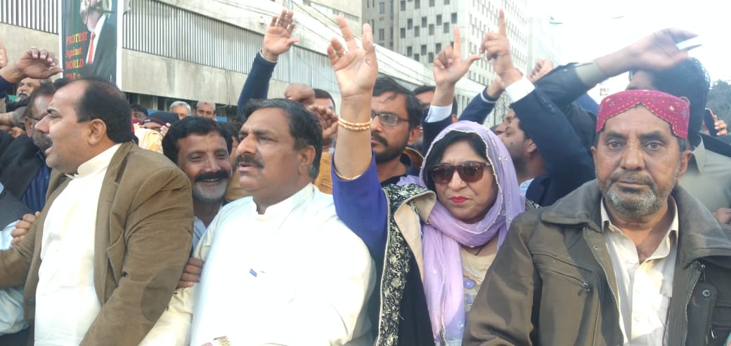 PakistanPara's tweet photo. Karachi press club protest https://t.co/D9oIGxQgfm