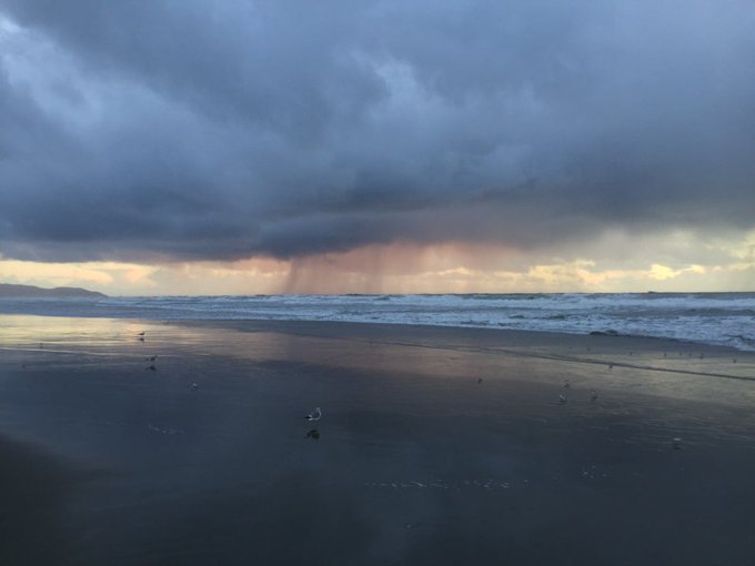 🌦🌊 Dramatic clouds last night at Ocean Beach. No sign of the setting sun, except a distant orange glow<a href="/tag/npsf"class="tags"><span>#npsf</span></a>