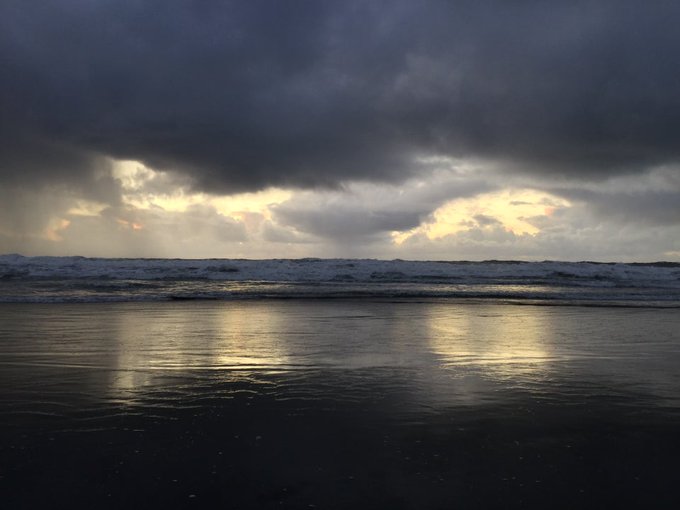 🌦🌊 Dramatic clouds last night at Ocean Beach. No sign of the setting sun, except a distant orange glow<a href="/tag/npsf"class="tags"><span>#npsf</span></a>