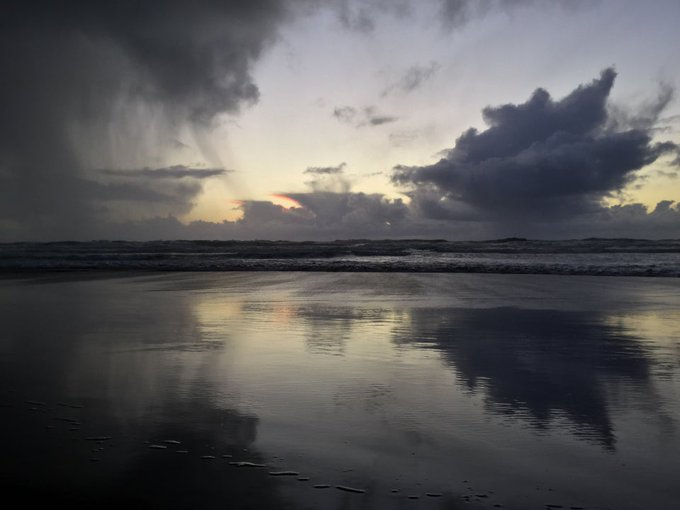 🌦🌊 Dramatic clouds last night at Ocean Beach. No sign of the setting sun, except a distant orange glow<a href="/tag/npsf"class="tags"><span>#npsf</span></a>