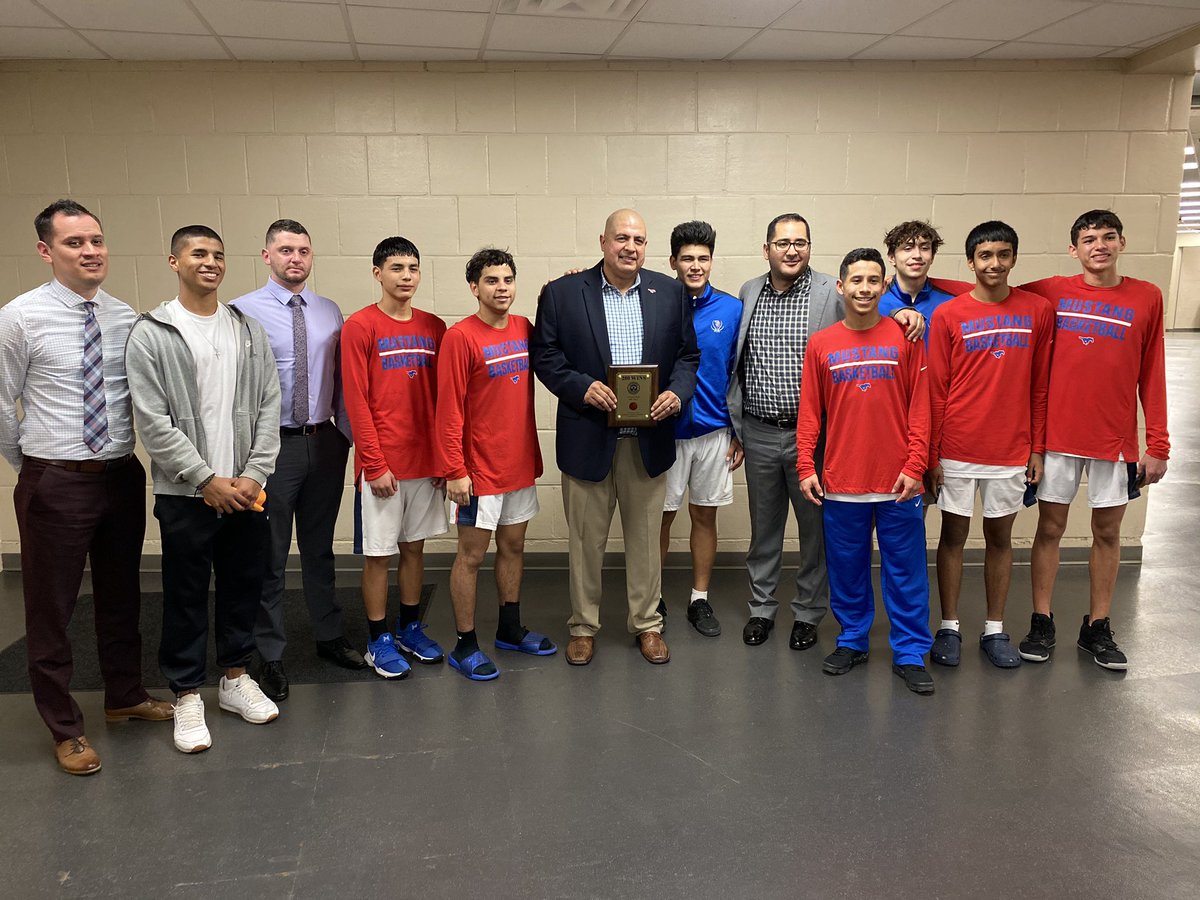 cvela_25's tweet photo. Congratulations coach Vela on another milestone in your coaching career!  200 wins all in SAISD ❤️#1supporters #family https://t.co/kiy7DW8kT5